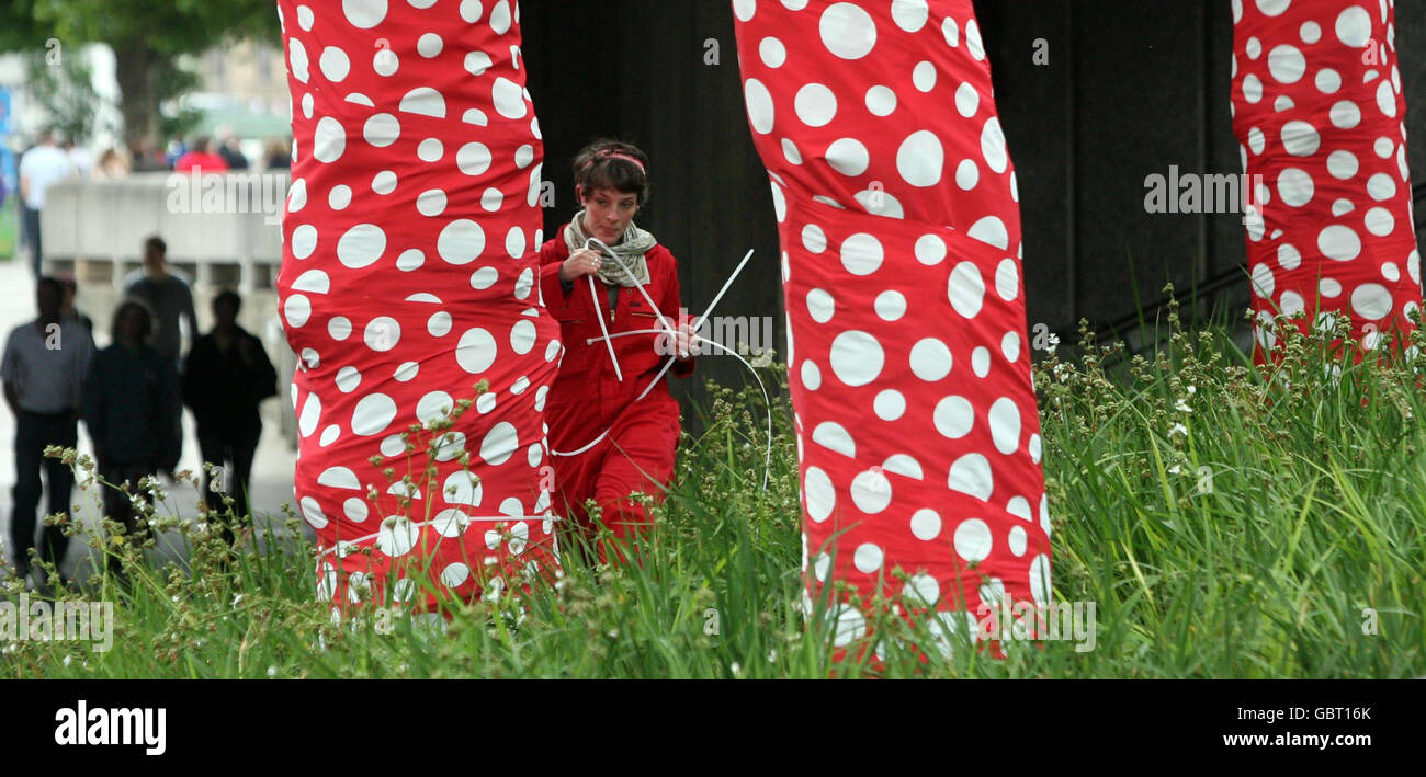 Lottie Hughes aiuta a mettere in piedi l'opera dell'artista Yayoi Kusama 'Ascensione dei polkadots' sugli alberi lungo la riva del Tamigi a Londra come parte della mostra estiva 'Walking in My Mind' della Hayward Gallery 2009, che si apre il 23 giugno. Foto Stock