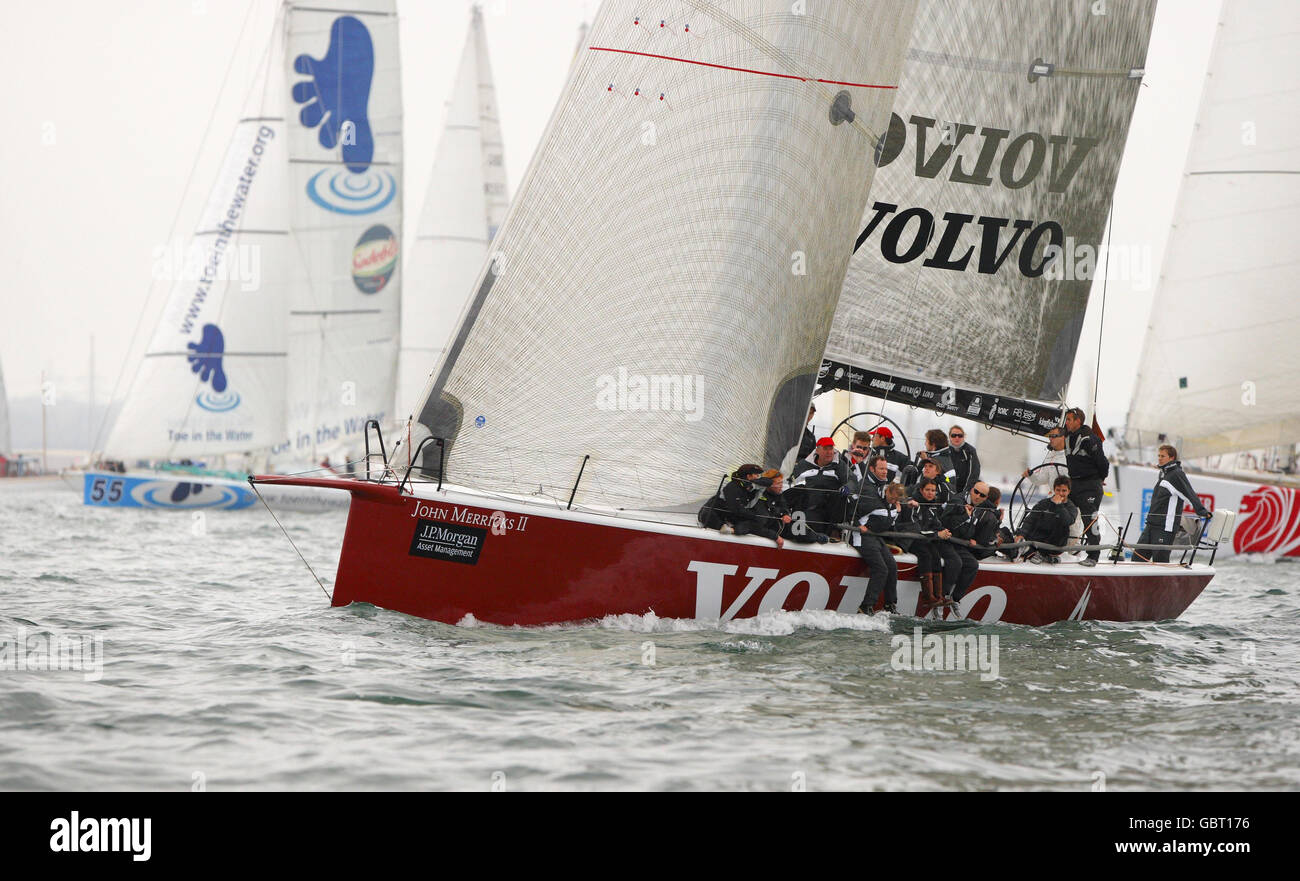 Il doppio medaglia d'argento olimpica Nick Rogers helms John Merricks II al via durante una gara di Round the Island, Isola di Wight. Foto Stock
