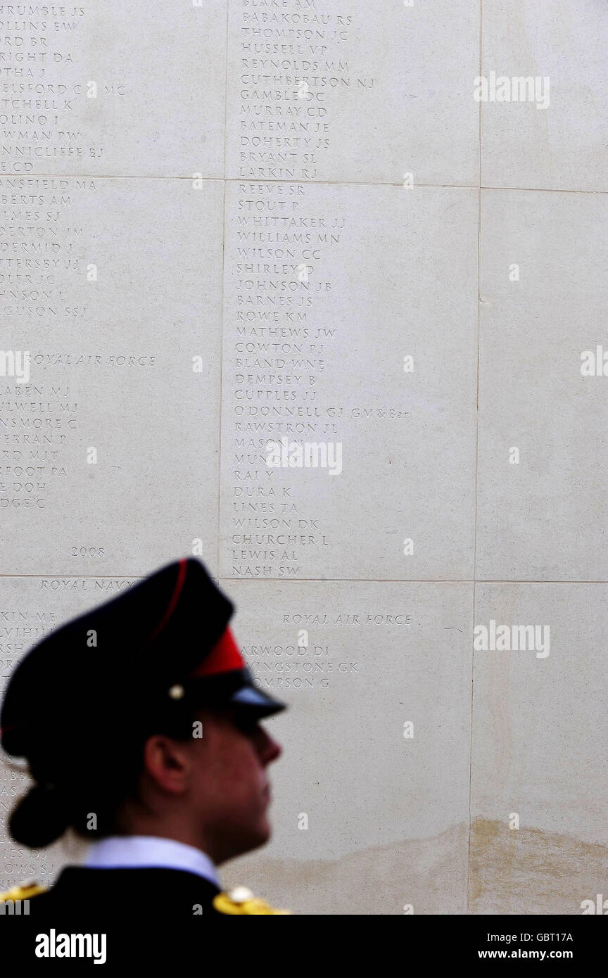 Una cerimonia per svelare i nomi di 67 membri delle forze armate che sono stati uccisi in servizio o a causa del terrorismo nel 2008, che sono stati aggiunti al memoriale al National Memorial Arboretum di Alrewas, Staffordshire. Foto Stock