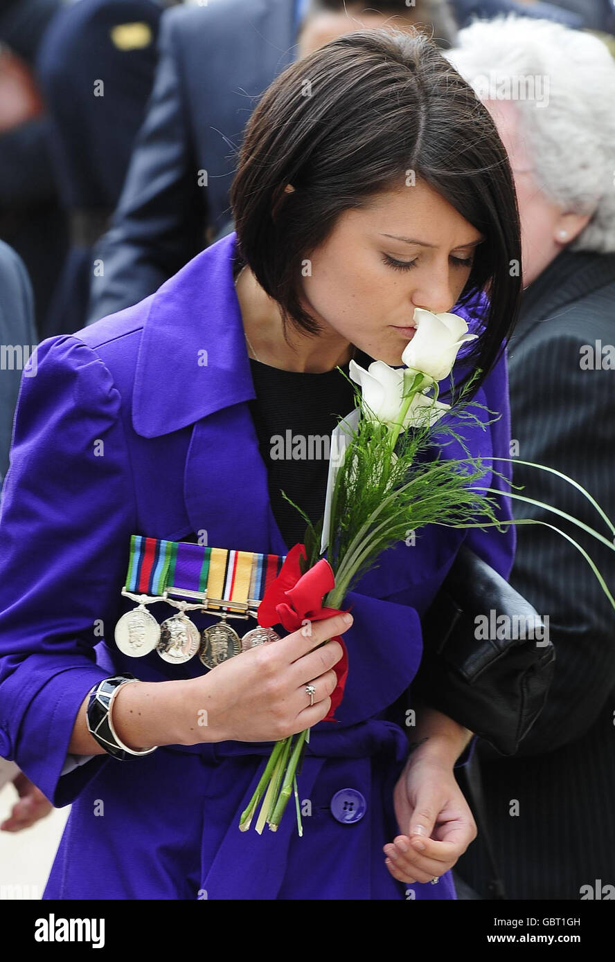 Charlene Birch il cui marito CPL Mark Birch è stato una delle forze armate uccise paga i suoi omaggi dopo una cerimonia per ricordare l'aggiunta dei nomi di 67 membri delle forze armate che sono stati uccisi in servizio o a causa del terrorismo durante il 2008 che sono stati Aggiunto al memoriale al National Memorial Arboretum di Alrewas, Staffordshire. Foto Stock