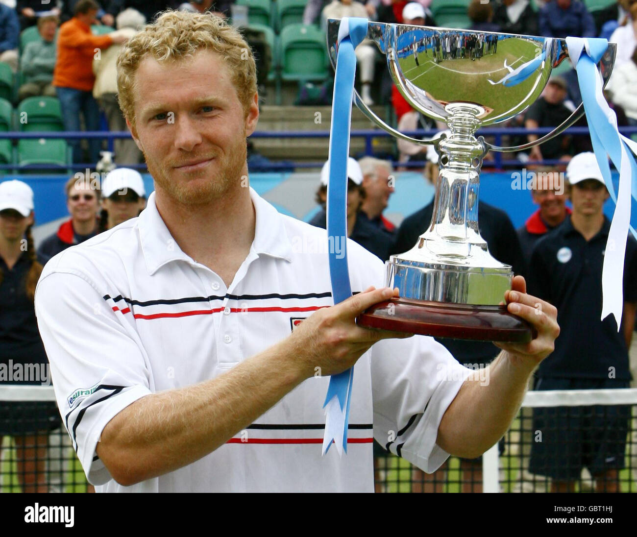 Il russo Dmitry Tursunov detiene il trofeo vincitore dopo aver vinto la partita finale contro Frank Dancevic durante l'AEGON International al Devonshire Park di Eastbourne. Foto Stock