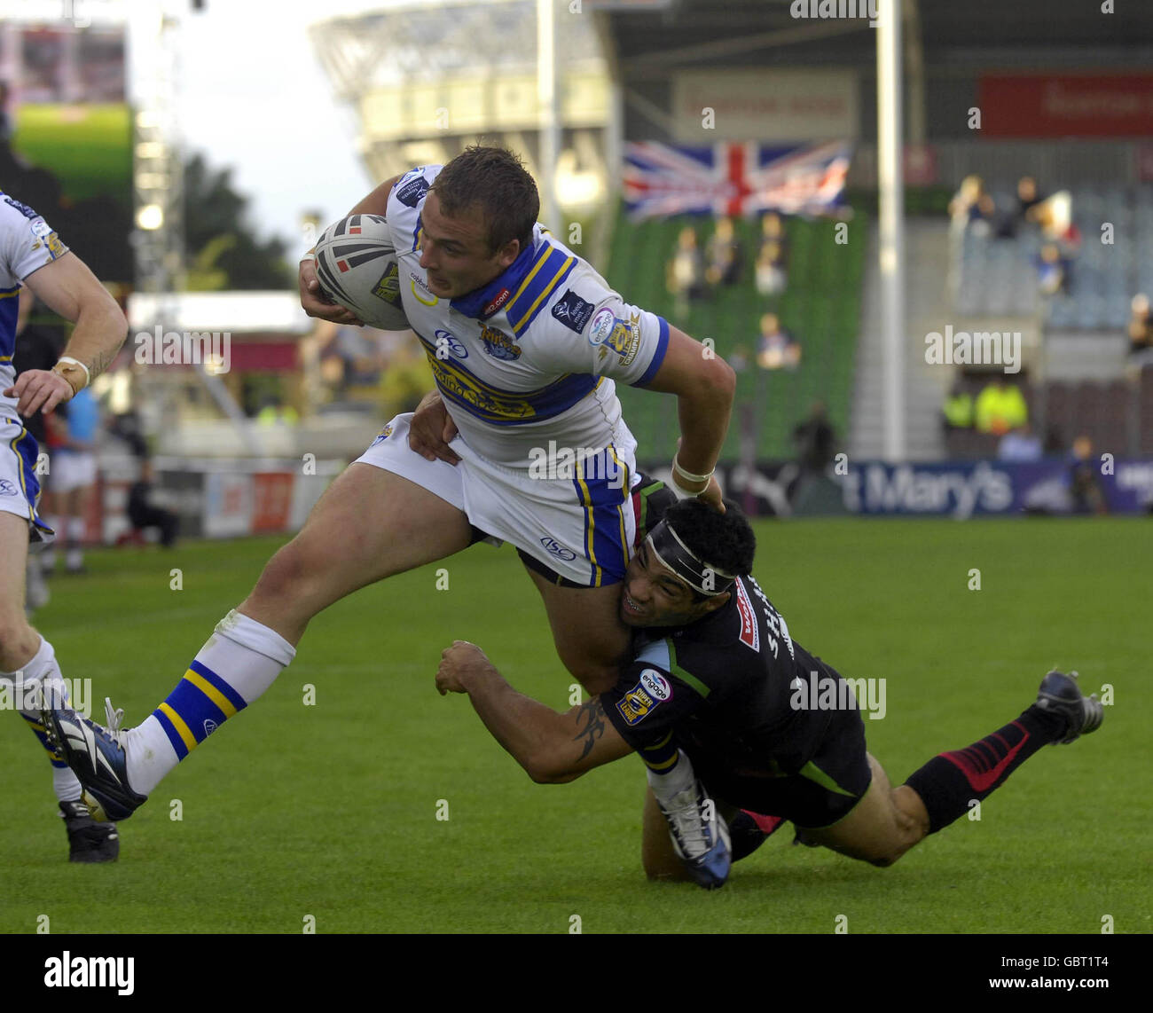 Will Sharp di Harlequins non è in grado di impedire a Lee Smith (a sinistra) di Leeds Rhinos di correre per una prova durante la partita Engage Super League a Twickenham Stoop, Londra. Foto Stock