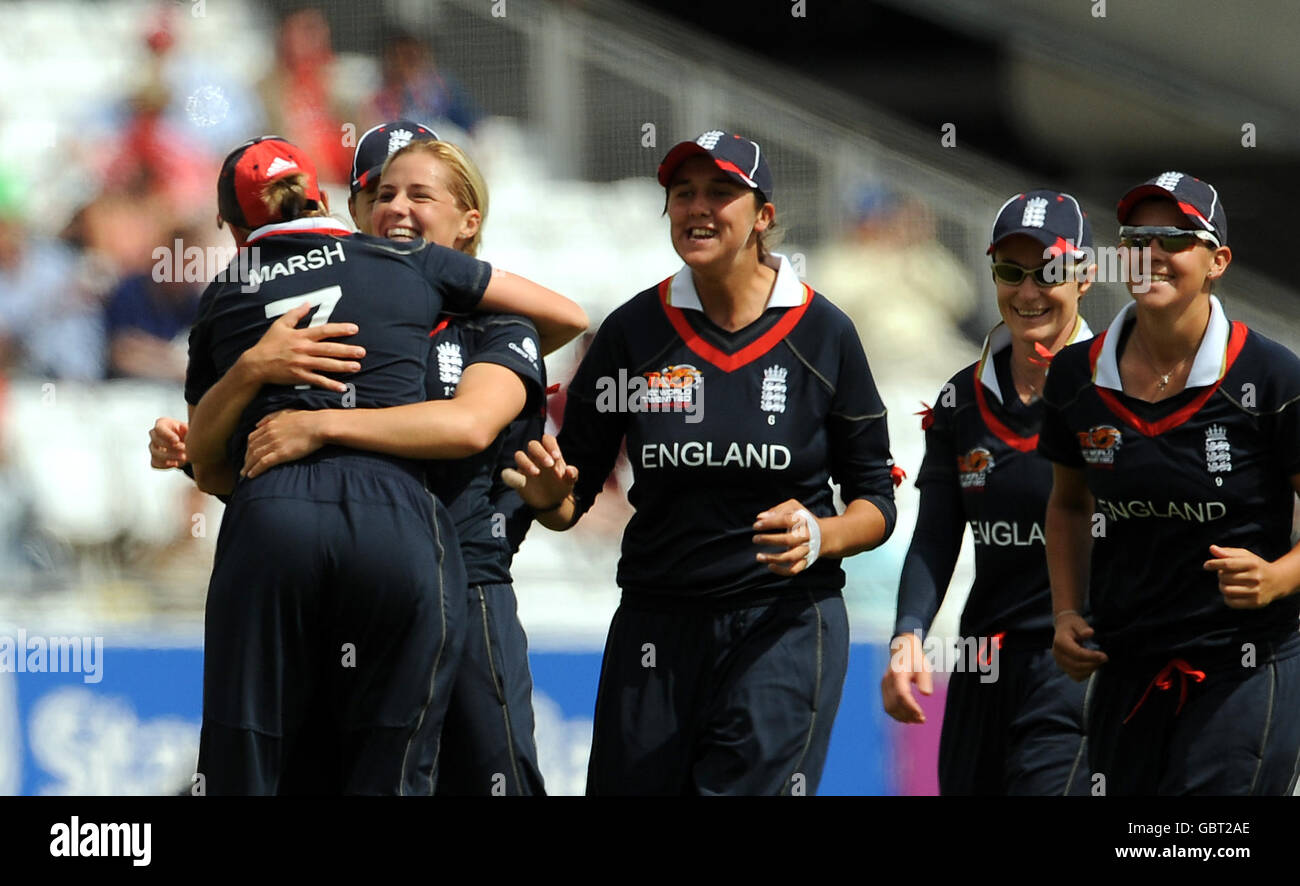 Il brunt Katherine dell'Inghilterra festeggia con Laura March dopo aver bowling Aimee Watkins durante la finale del Twenty20 mondiale ICC delle donne a Lords, Londra. Foto Stock