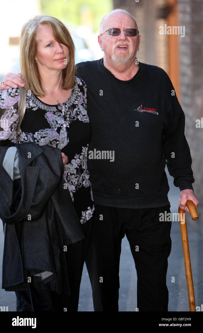 Ian McNicol (destra), il padre dell'adolescente assassinato Dinah McNicol, di Tillingham, Essex arriva a Chelmsford Crown Court, con sua figlia Laura, Chelmesford Essex. Foto Stock