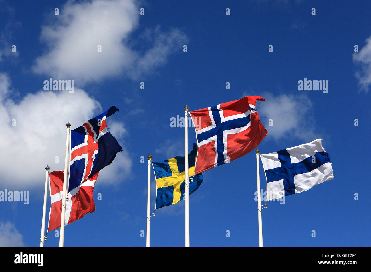 Vista generale di una bandiera danese (sinistra), islandese, svedese, norvegese e finlandese (destra) che batte su un palo di bandiera Foto Stock