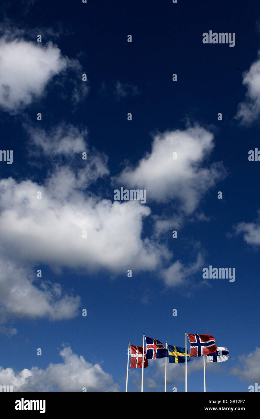 Vista generale di una bandiera danese (sinistra), islandese, svedese, norvegese e finlandese (destra) che batte su un palo di bandiera Foto Stock