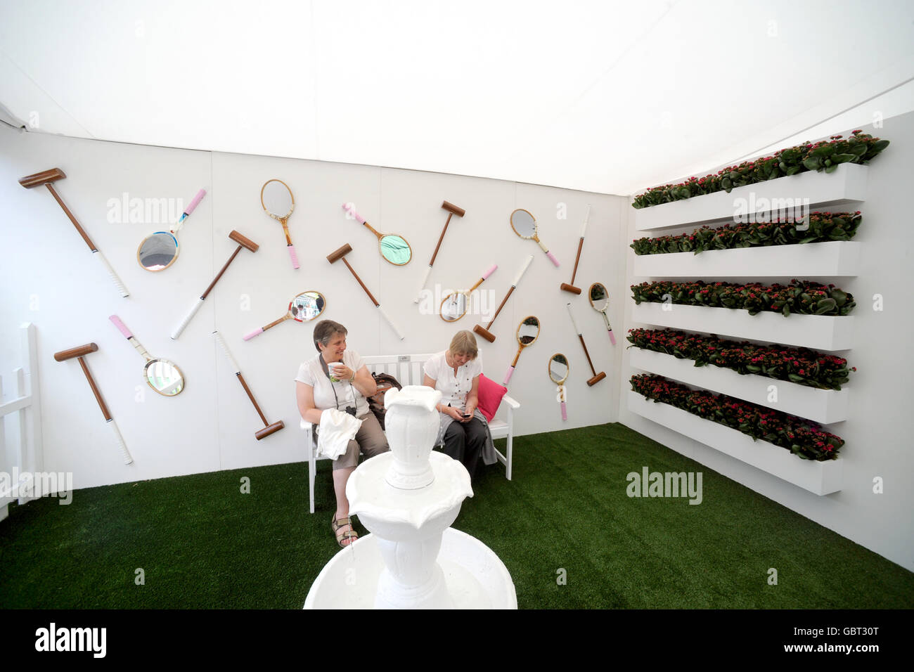 Tennis - 2009 Wimbledon Championships - Day One - The All England Lawn Tennis and Croquet Club. Gli appassionati di tennis si immergerono nell'atmosfera di Wimbledon Foto Stock