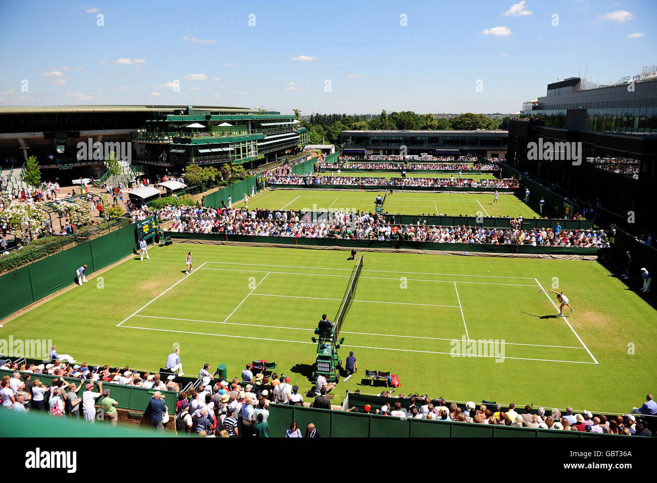 I campi 14, 15, 16 e 17 sono visti tra il Court One (a sinistra) e il Center Court durante i Campionati di Wimbledon 2009 all'All England Lawn Tennis and Croquet Club, Wimbledon, Londra. Foto Stock
