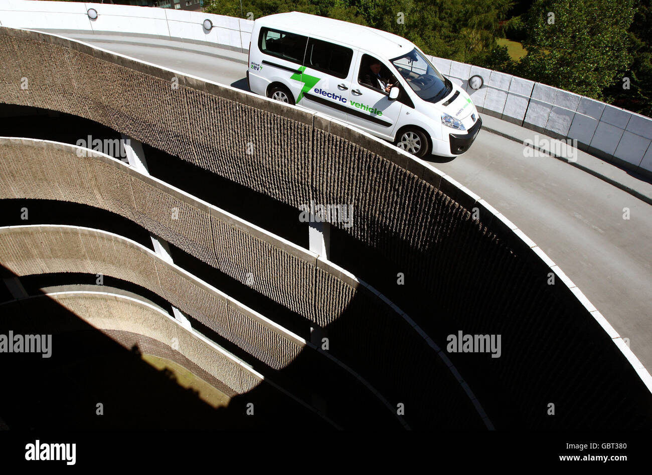 Un'auto elettrica è guidata nel parcheggio di Concert Square a Glasgow. Allied Vehicles, che fa parte del consorzio scozzese alla base del progetto Peugeot Electric Cars, ha vinto una quota di 25 milioni di auto che il governo sta offrendo per progettare, testare e portare in produzione 40 auto a batteria elettrica a Glasgow. Foto Stock