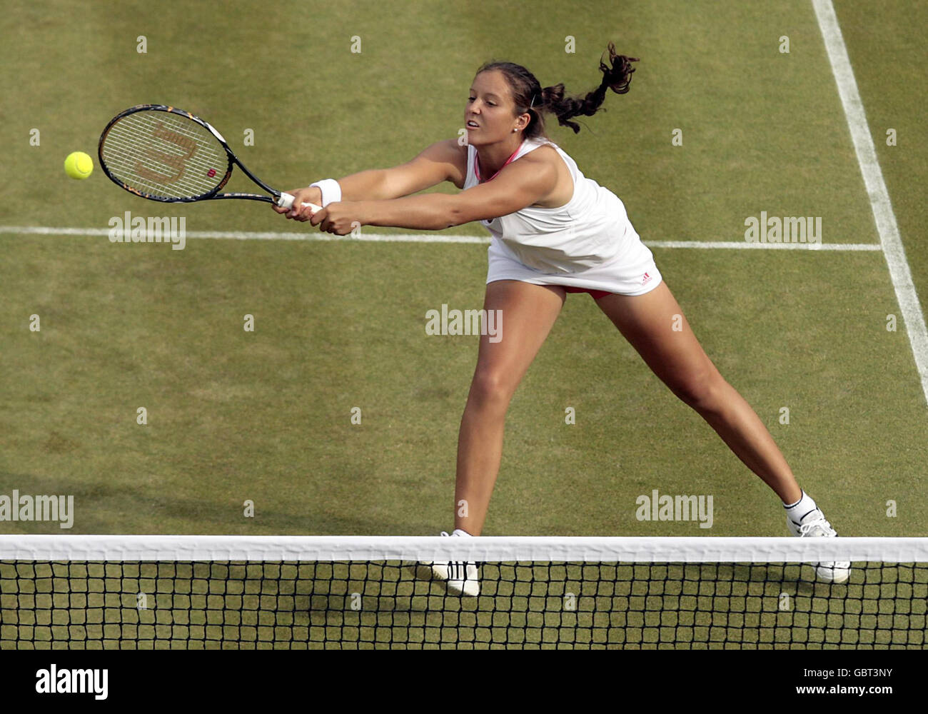Laura Robson della Gran Bretagna in azione durante il suo primo round le donne raddoppia match al Wimbledon Championships 2009 presso l'All England Lawn Tennis and Croquet Club, Wimbledon, Londra. Foto Stock