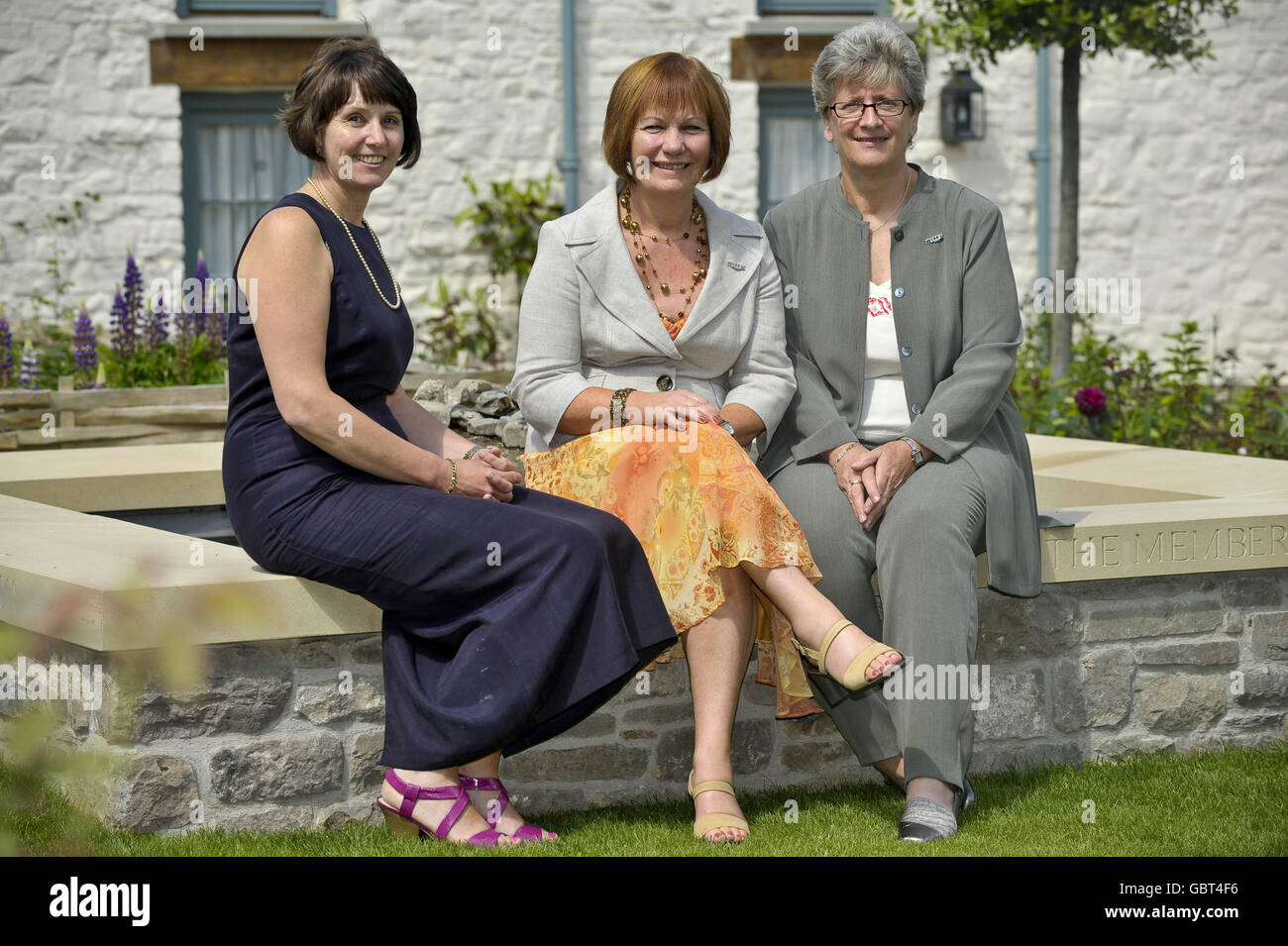 Tre donne che sono state tutte colpite dal cancro e utilizzano il centro di Maggie, che fornisce assistenza dopo i pazienti oncologici. Da sinistra a destra sono raffigurati Caroline Shepherd, Carol George e Jean Page. Le Signore erano tutti ospiti ad una mattina di tè e caffè alla sua altezza reale la residenza della duchessa della Cornovaglia a Llwynywermod, Galles, dove alcuni dei membri locali del Women's Institute e rappresentanti del centro del Galles sud-occidentale di Maggie a Swansea, sono stati intrattenuti da sua altezza reale. Foto Stock