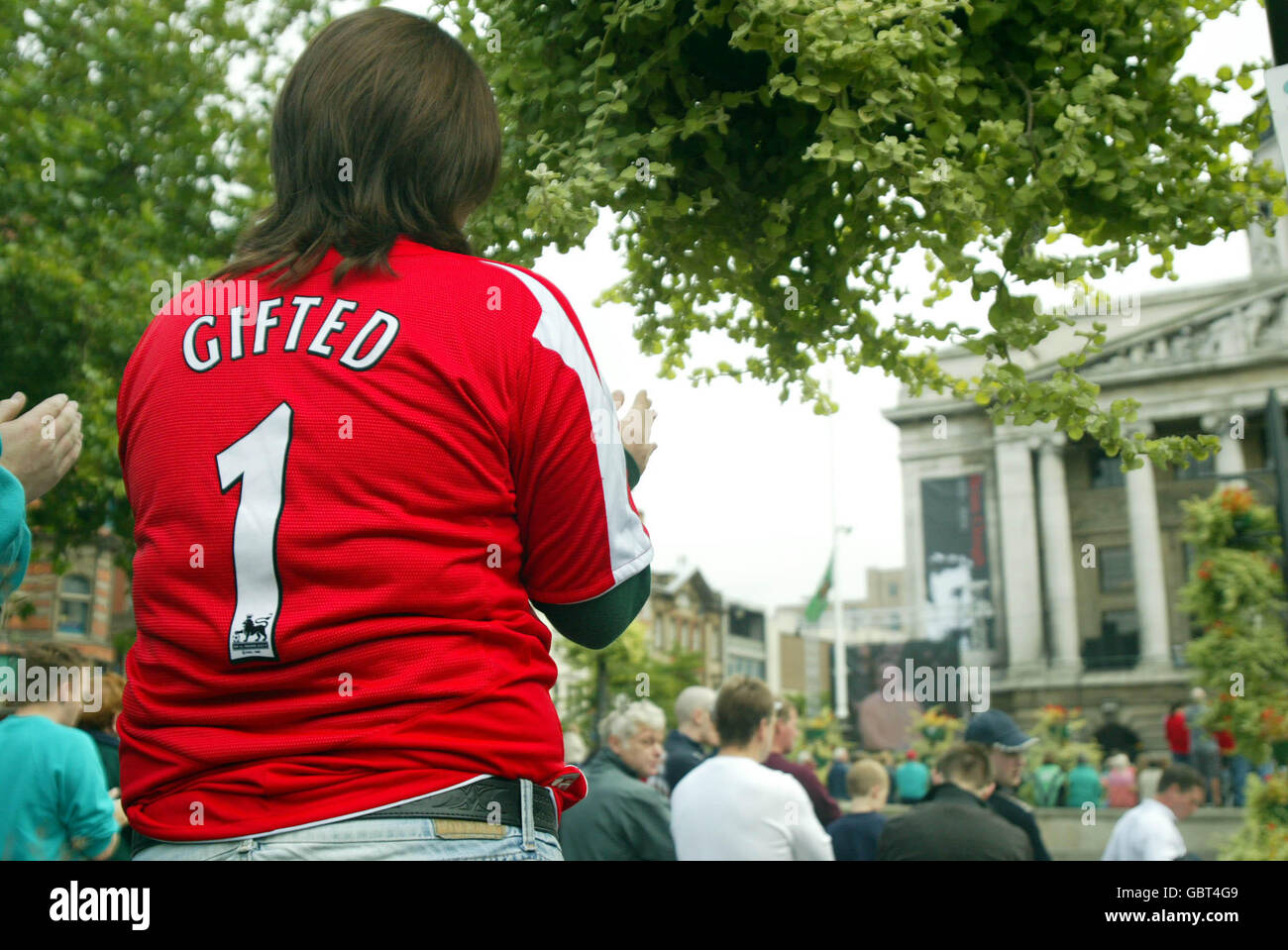 Calcio - Coca-Cola Football League Championship - Nottingham Forest / West Ham United. I fan di Nottingham Forest pagano il loro rispetto per Brian Clough nella Old Market Square di Nottingham Foto Stock