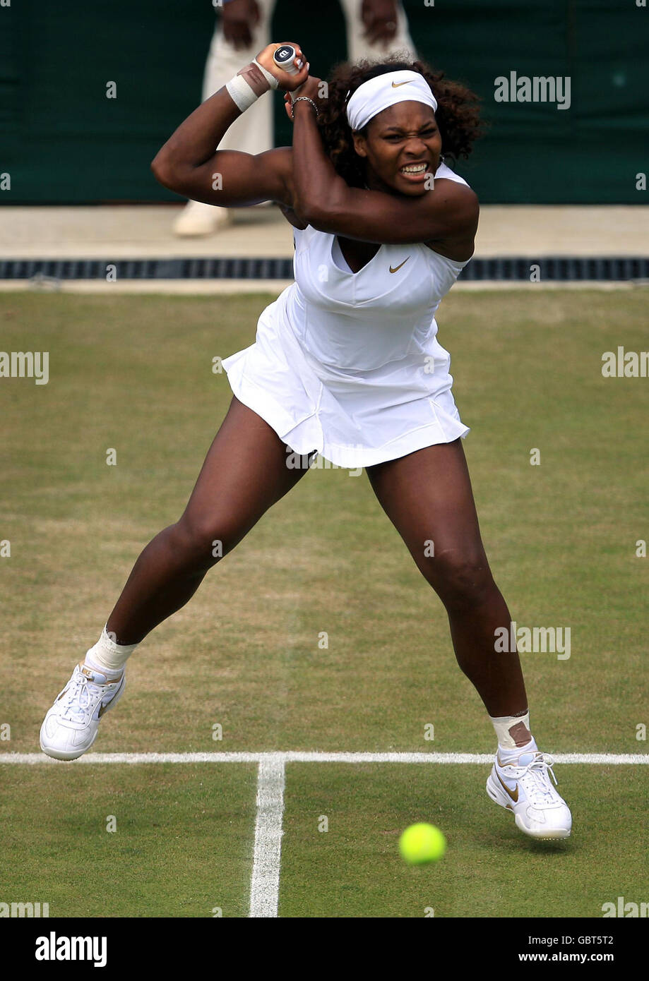 Serena Williams degli Stati Uniti in azione contro Roberta Vinci dell'Italia durante i Campionati di Wimbledon 2009 all'All England Lawn Tennis and Croquet Club di Wimbledon, Londra. Foto Stock