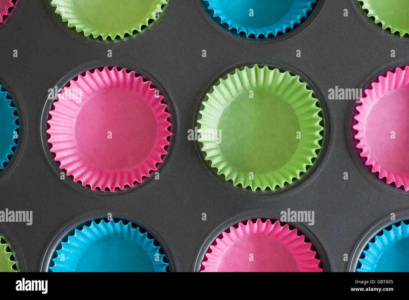 Cake muffin o stagno con carta colorata casi utile per la cottura dei concetti Foto Stock