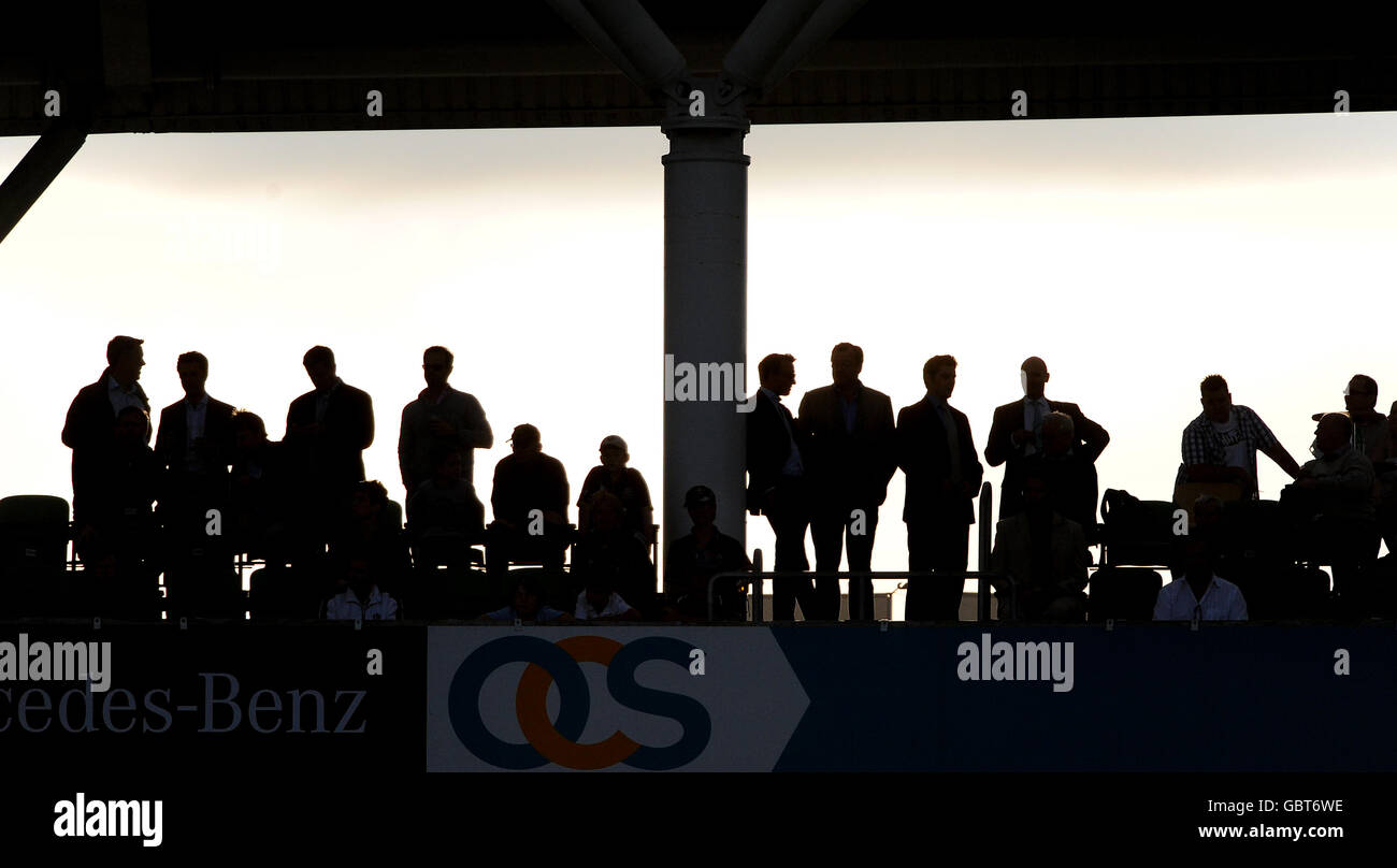 Cricket - Twenty20 Cup 2009 - South Division - Surrey Brown Caps / Kent Spitfire - The Brit Oval. Gli spettatori hanno una silhouette che guarda l'azione dagli stand Foto Stock