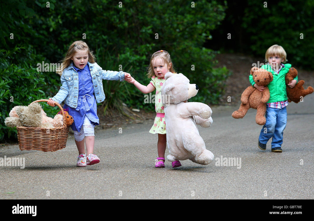 Mia Helly (a sinistra), Seren Evans (centro) e Cillian Farrell allo Zoo di Dublino, mentre lanciano i piani per ospitare il più grande picnic al mondo con l'orsacchiotto. Foto Stock