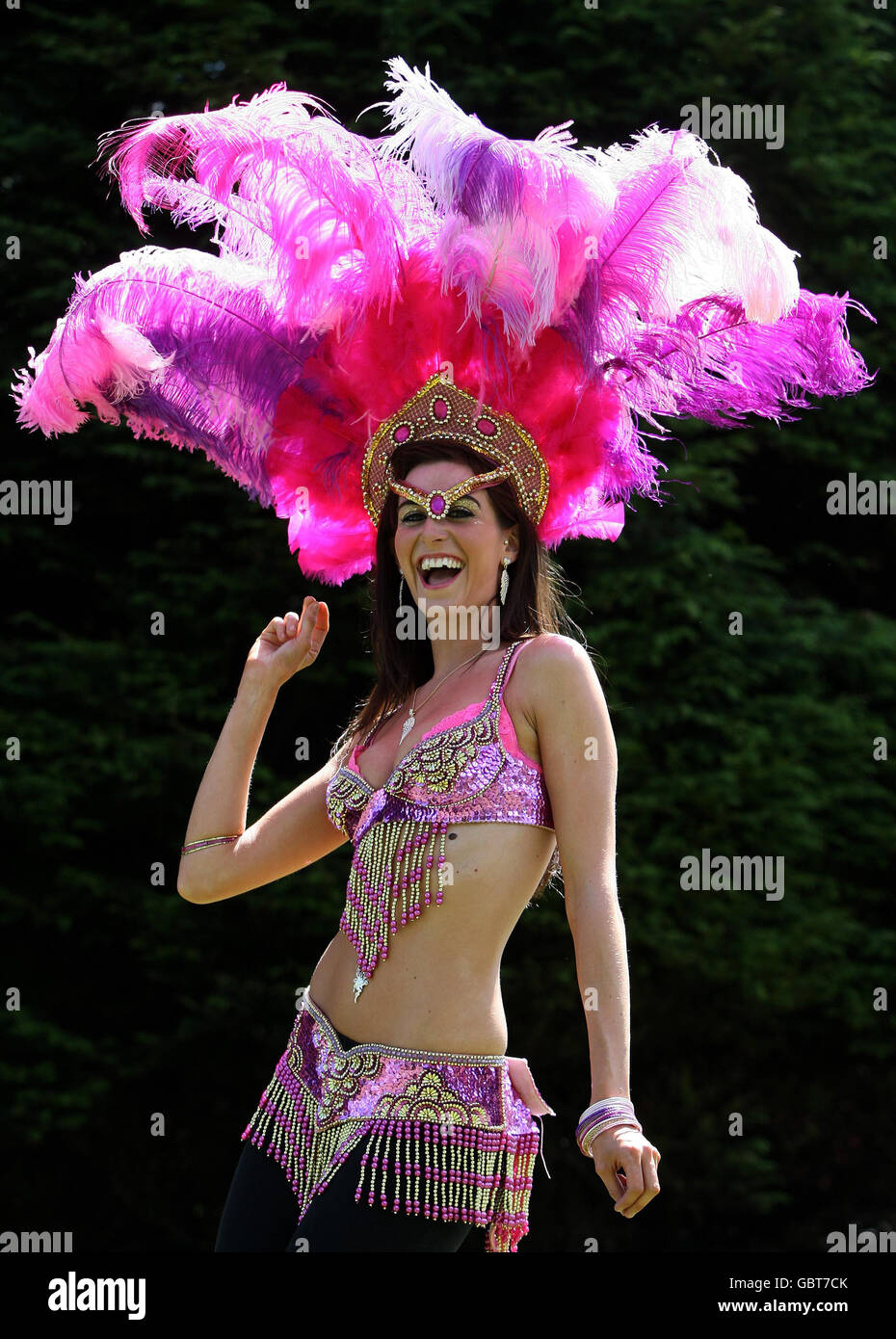 La ballerina di Samba Georgina Anderson della compagnia di ballo Eletricat durante una fotocellula a Sauchiehall Street, Glasgow, per promuovere il Mardi Gras e la Street Parade della Scozia che si tengono questo fine settimana nel West End della città Foto Stock