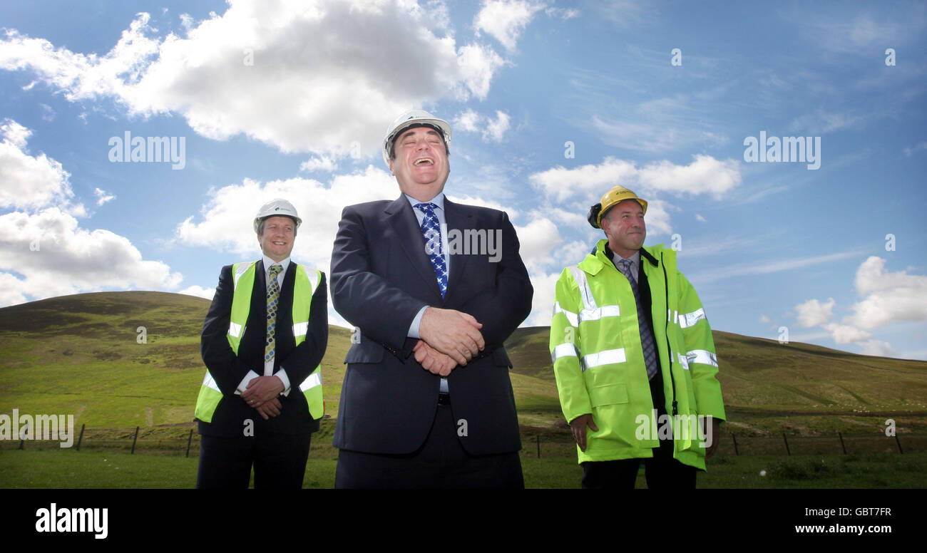 Il primo Ministro Alex Salmond con l'Amministratore Delegato di Airtricity Paul Dowling (a sinistra) e il Direttore operativo Scottish and Southern Energy, Colin Hood (a destra) durante una visita al sito dove verrà installato il parco eolico di Clyde, vicino ad Abingdon in Scozia. Foto Stock