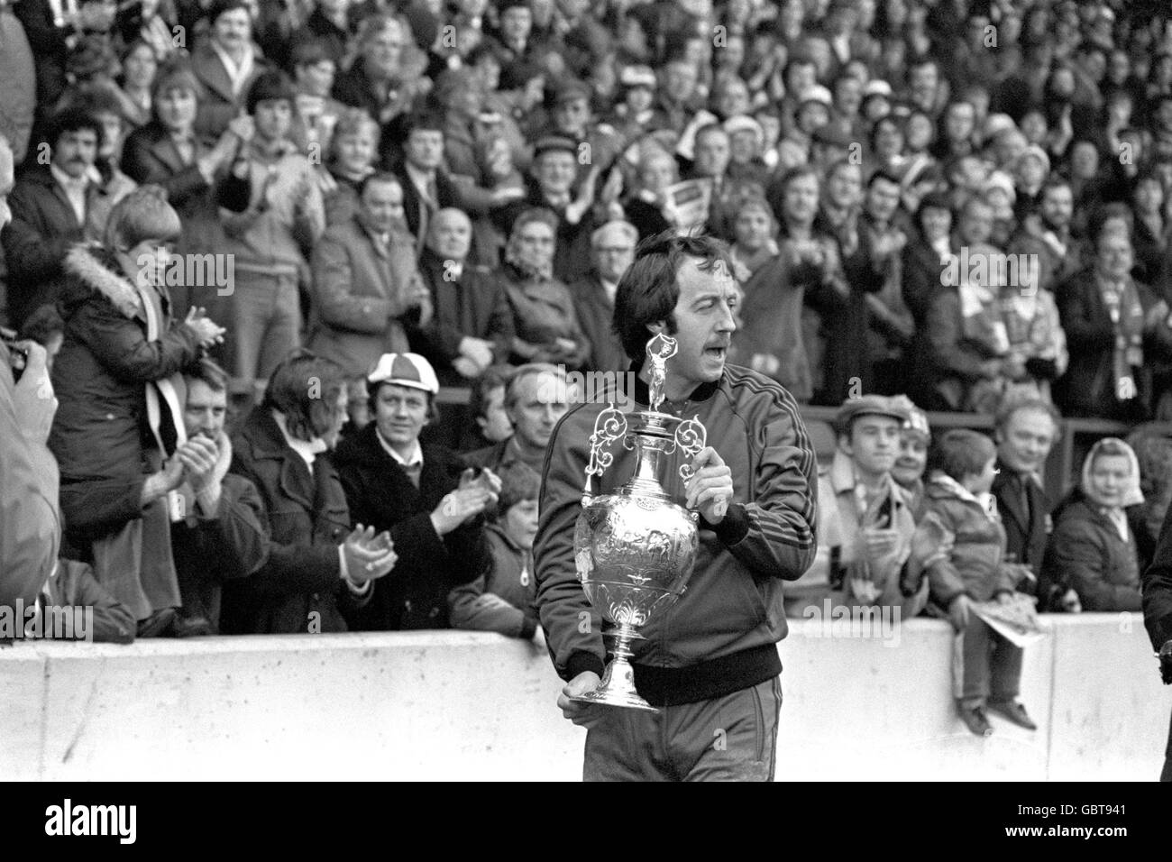 Frank Clark di Nottingham Forest mostra provvisoriamente il campionato di campionato trofeo Foto Stock