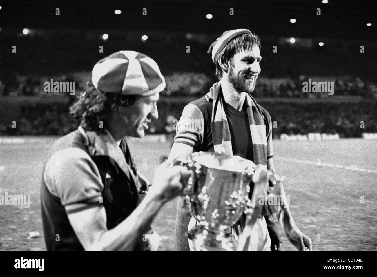 Calcio - Coppa di Lega di Calcio - finale seconda riproduzione - Aston Villa / Everton. Allan Evans di Aston Villa e Chris Nicholl festeggiano con la League Cup dopo la loro vittoria extra Foto Stock
