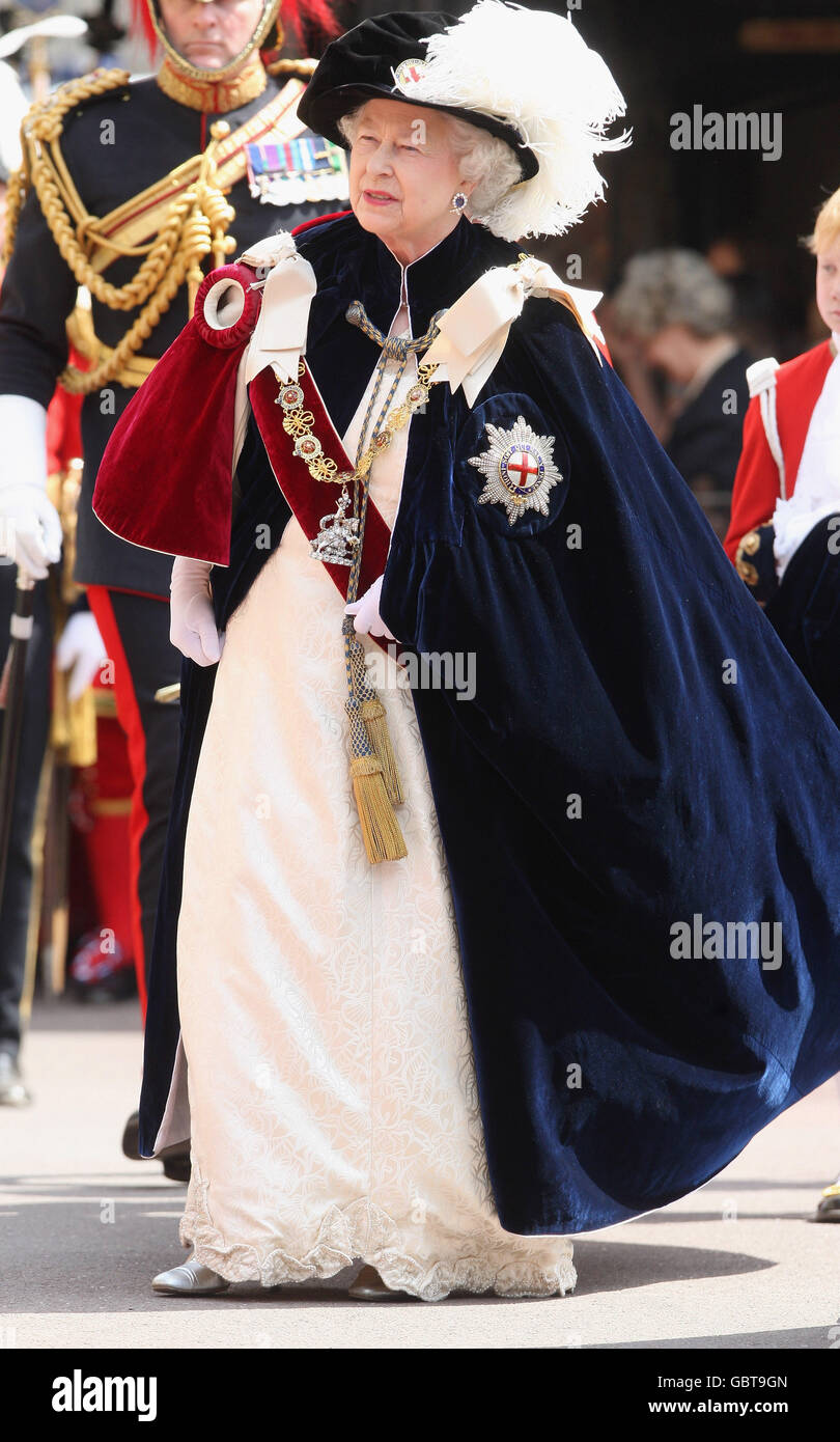 La Regina Elisabetta II partecipa alla Processione della cerimonia del Garter Alla Cappella di San Giorgio a Windsor Foto Stock