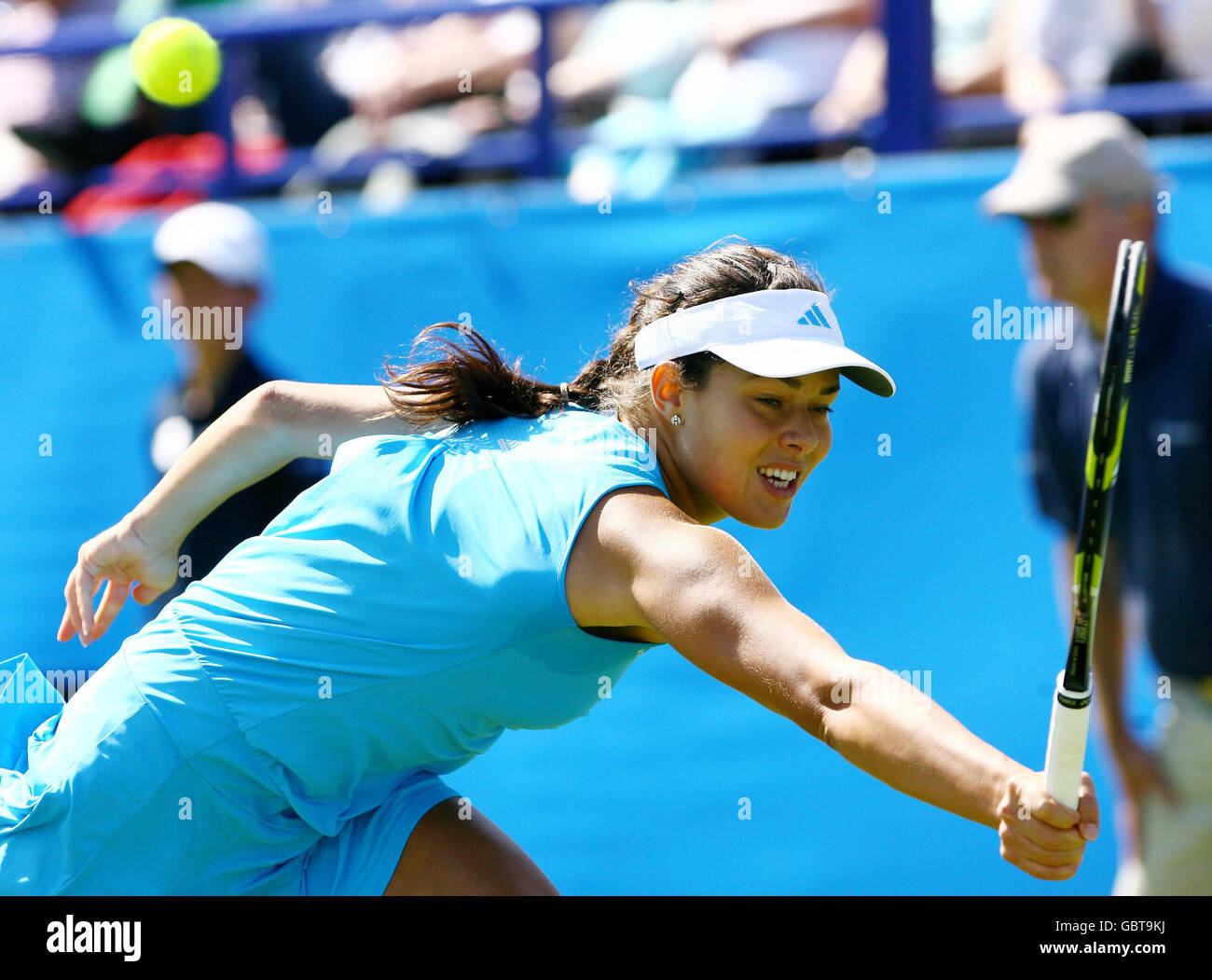 Tennis - AEGON International - giorno due - Devonshire Park. Ana Ivanovic della Serbia in azione contro Nadia Petrova della Russia durante l'AEGON International al Devonshire Park di Eastbourne. Foto Stock