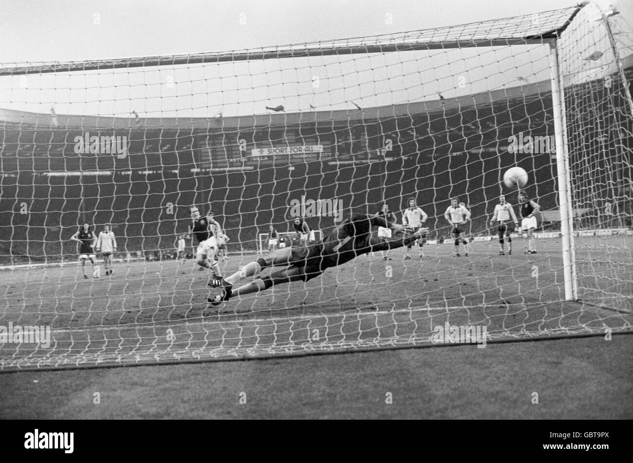 Il portiere di Norwich City Kevin Keelan si tuffa per salvare una penalità da Ray Graydon (l) di Aston Villa, spingendo la palla sul posto, solo per Greydon a segnare dal rimbalzo Foto Stock
