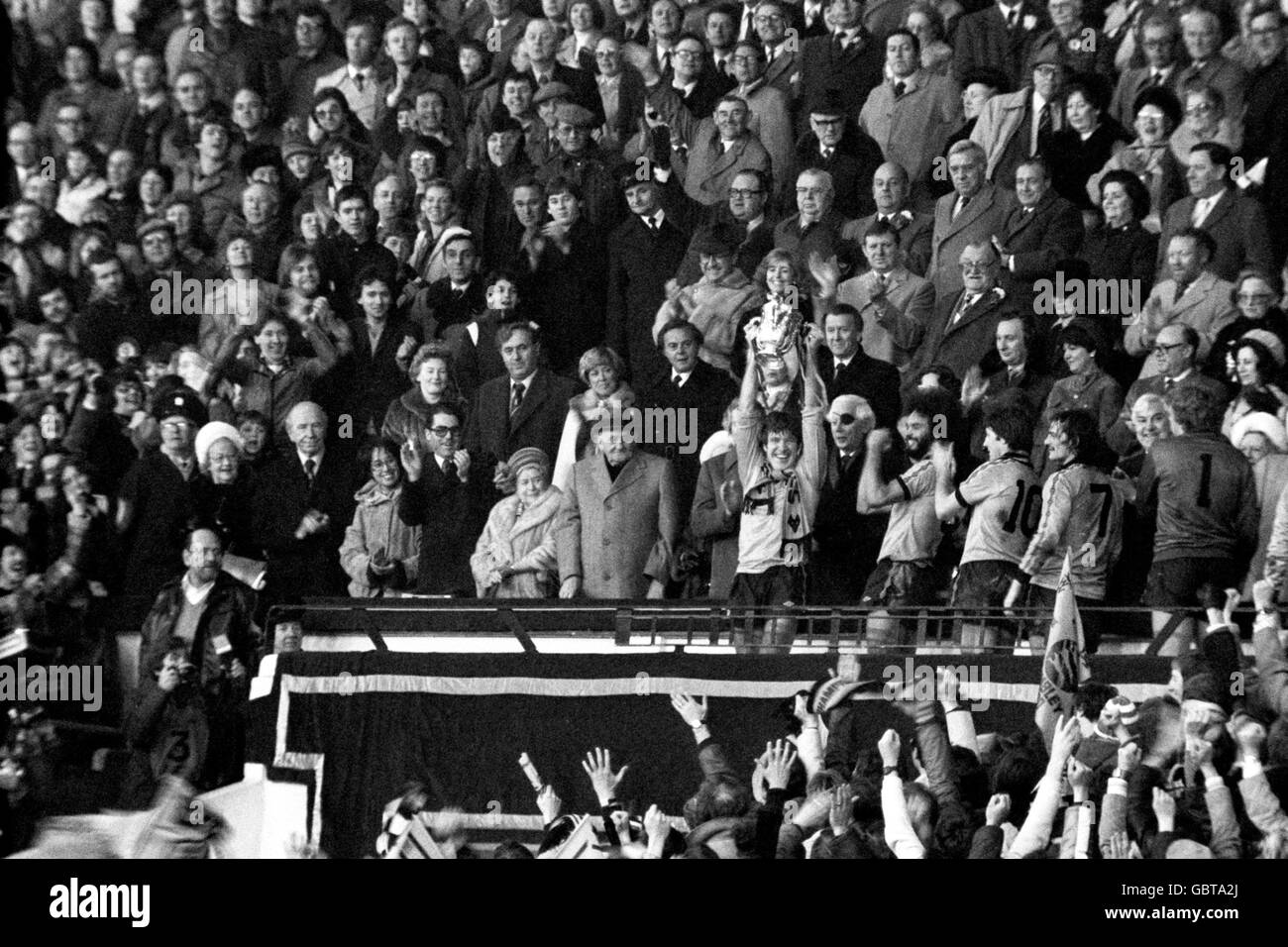 (L-R) il capitano di Wolverhampton Wanderers Emlyn Hughes solleva la League Cup mentre i compagni di squadra George Berry, John Richards, Kenny Hibbitt e Paul Bradshaw festeggiano Foto Stock