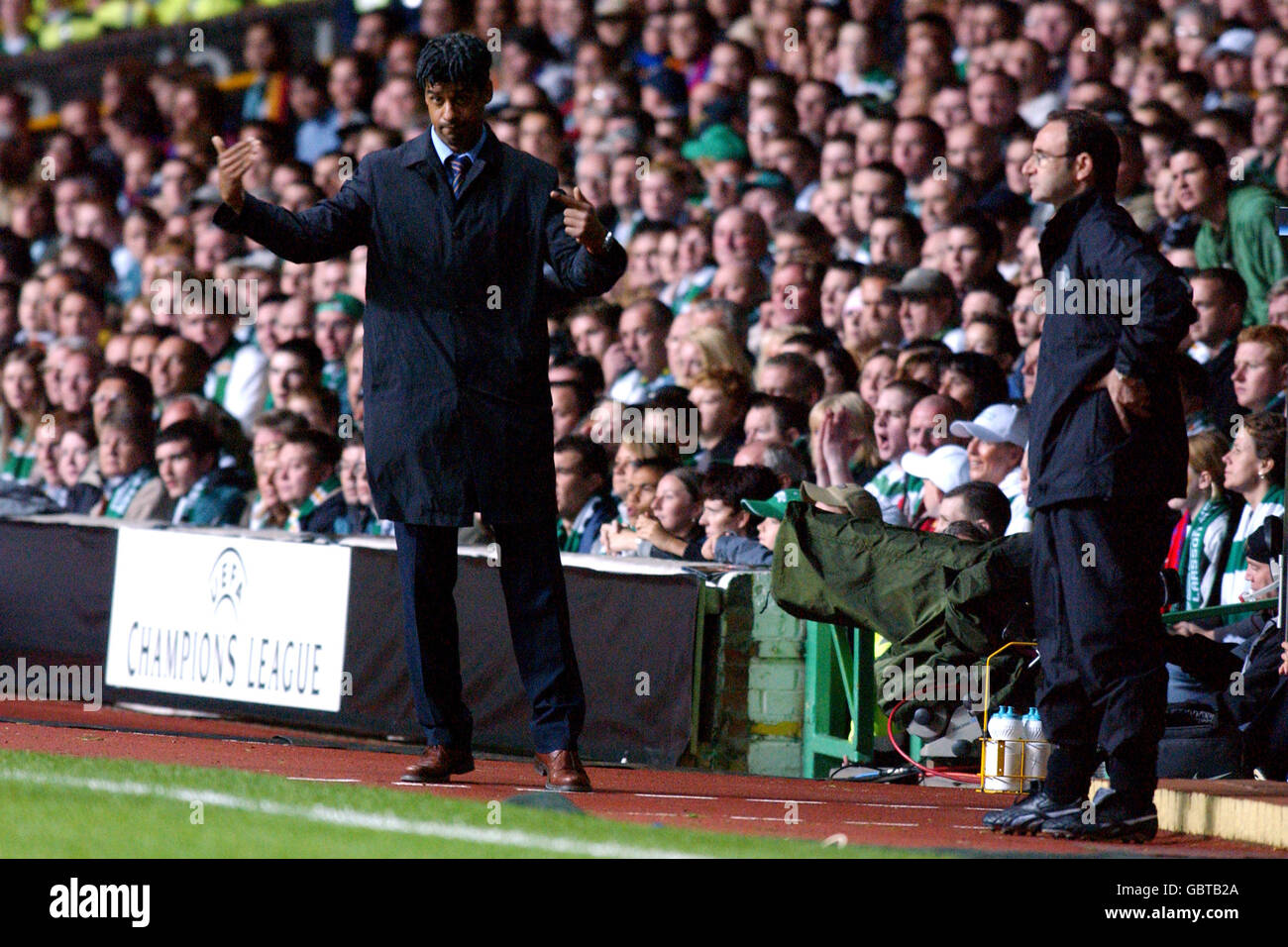 Calcio - UEFA Champions League - Gruppo F - Celtic contro Barcellona. Il direttore di Barcellona Josef Webers (l) dà indicazioni al suo team mentre il direttore celtico Martin o'Neill (r) guarda tranquillamente Foto Stock