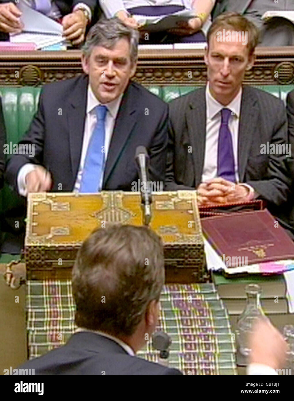 Prodotto alternativo. Il leader del partito conservatore David Cameron parla durante le interrogazioni del primo Ministro alla Camera dei Comuni, Londra. Foto Stock