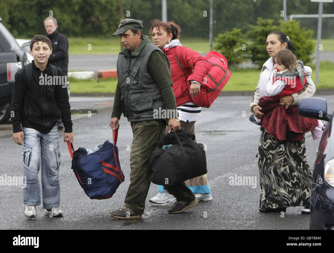 I rifugiati arrivano al centro di Ozone a Belfast dopo che 100 rumeni sono stati costretti a lasciare le loro case nella zona di Lisburn Road, nel sud di Belfast, a causa di una spinta di attacchi razzisti. Foto Stock