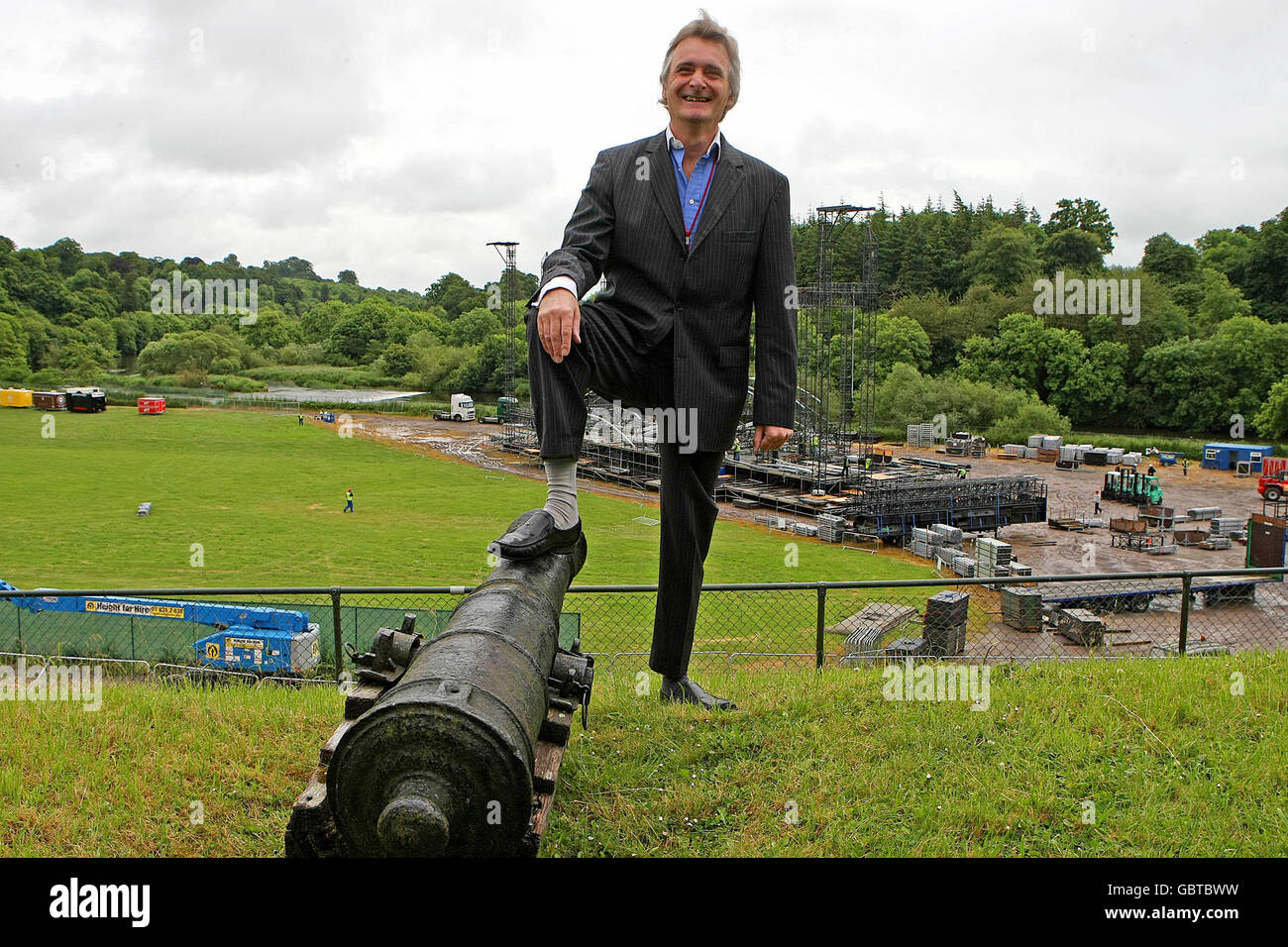 Lord Henry Mountcharles, vicino alla produzione di scena sul terreno di Slane Castle in Co. Meath, prima del concerto Oasis il Sabato. Foto Stock