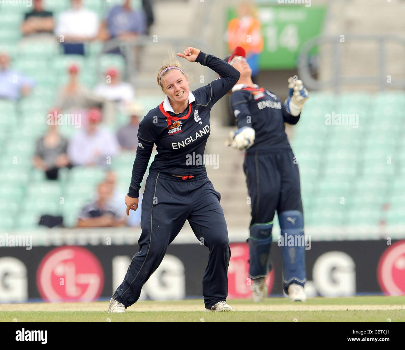 Holly Colvin in Inghilterra celebra dopo che Sarah Taylor (dietro) ha catturati Shelley Nitschke in Australia durante la ICC Women's World Twenty20, semifinale all'Oval di Londra. Foto Stock