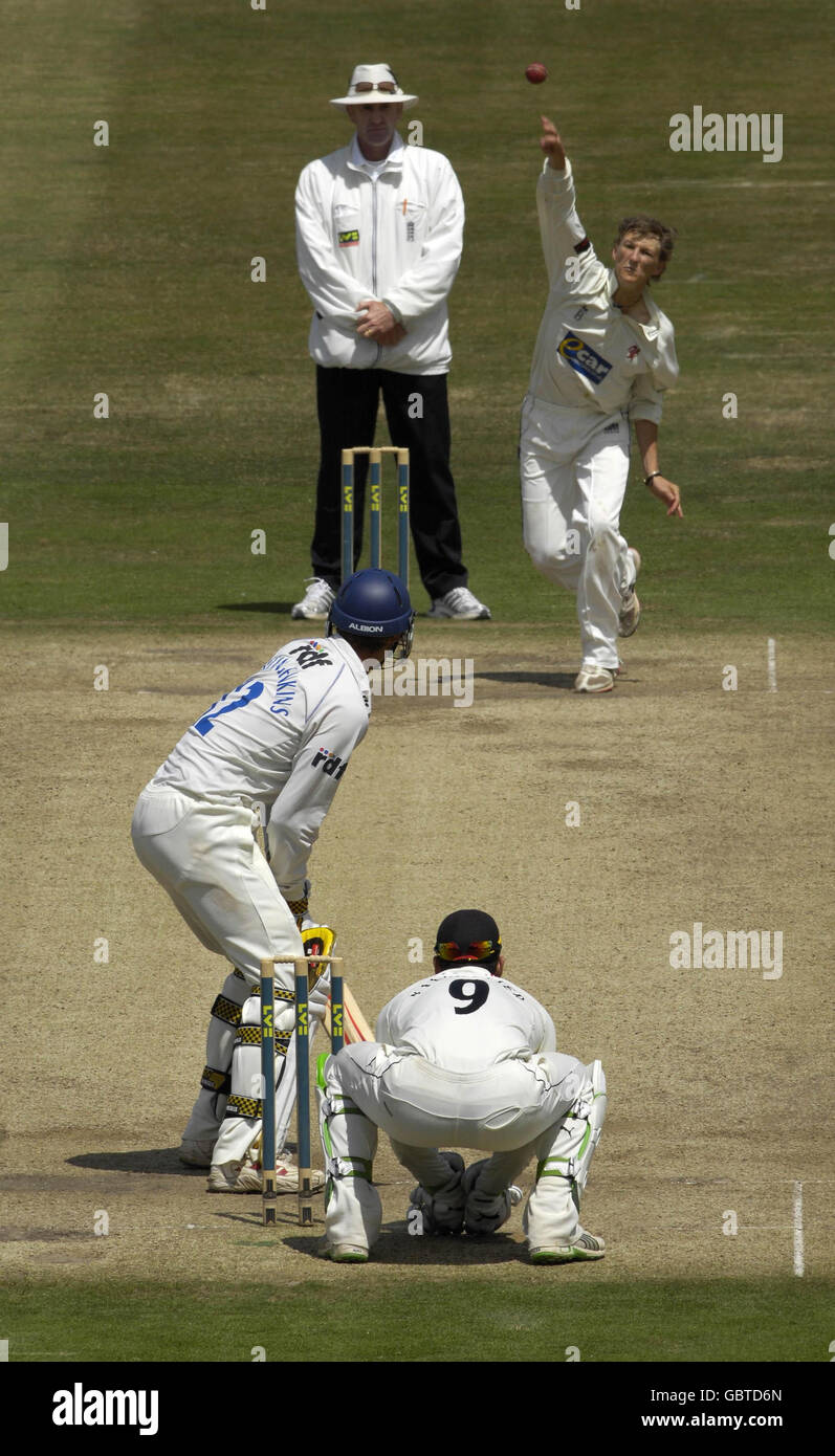 Robin Martin-Jenkins di Sussex affronta una palla da Max Waller di Somerset durante la partita del Liverpool Victoria County Championship al County Ground di Hove. Foto Stock