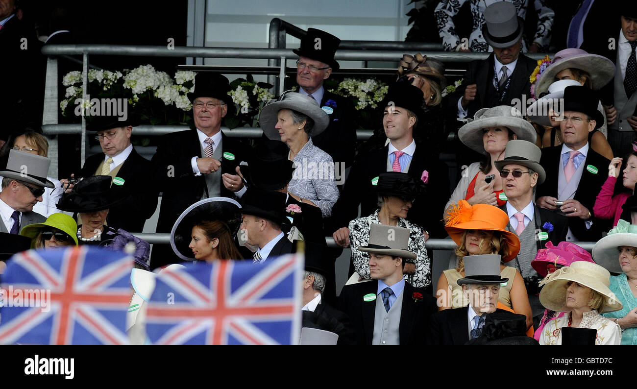 I Racegoers aspettano la prima gara per iniziare il quarto giorno del Royal Ascot Racecourse, nel Berkshire. Foto Stock