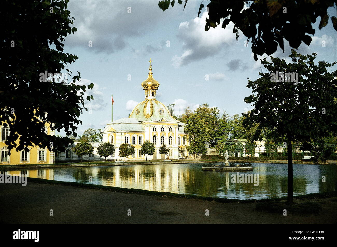 Geografia / viaggio, Russia, San Pietroburgo, Palazzo Peterhof, costruito nel 1714 - 1723, parco con piscina, 1972, patrimonio mondiale dell'UNESCO / Siti, architettura, 18 ° secolo, storico, storico, residenza estiva, anni '70, 20 ° secolo, diritti aggiuntivi-clearences-non disponibile Foto Stock