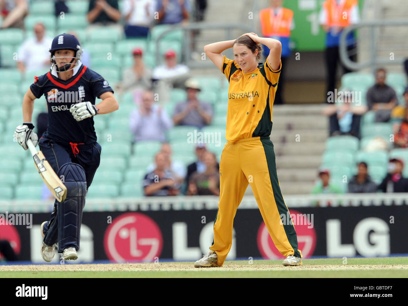 Rene Farrell in Australia guarda come Claire Taylor mette le corse sul bordo durante la ICC Women's World Twenty20, semifinale al The Oval, Londra. Foto Stock