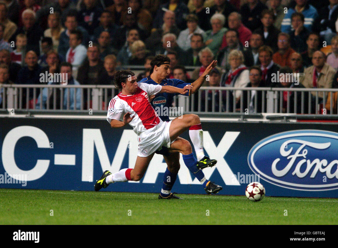 Calcio - UEFA Champions League - Gruppo C - Ajax contro Juventus. Zdenek Grygera di AJAX affronta Zlatan Ibrahimovic di Juventus Foto Stock