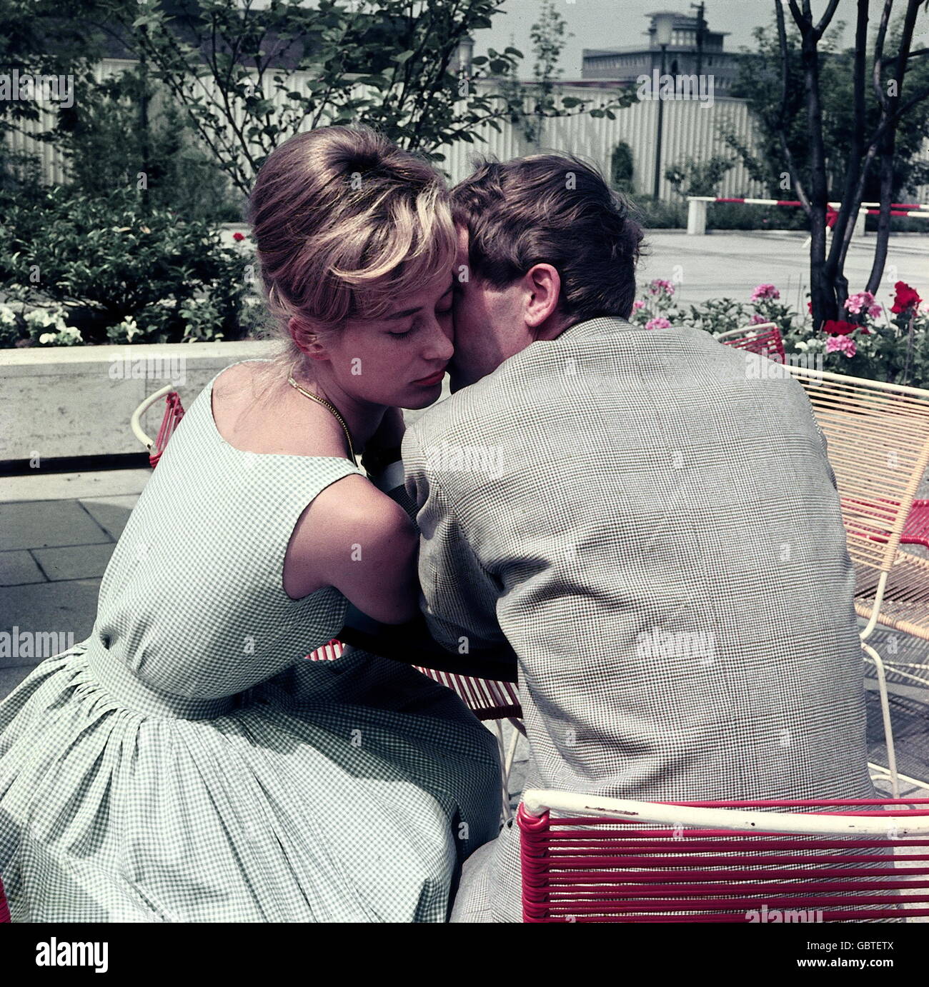 Persone, coppie, amanti, seduti in strada caffè, anni '50, diritti aggiuntivi-clearences-non disponibile Foto Stock
