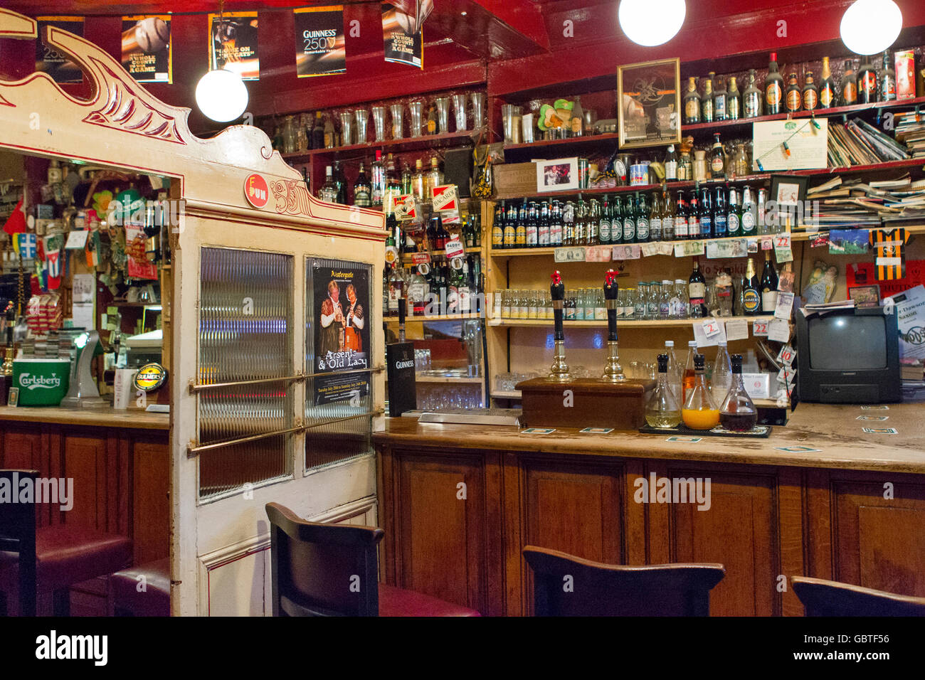 All'interno dell antico tradizionale irish pub bar Foto Stock