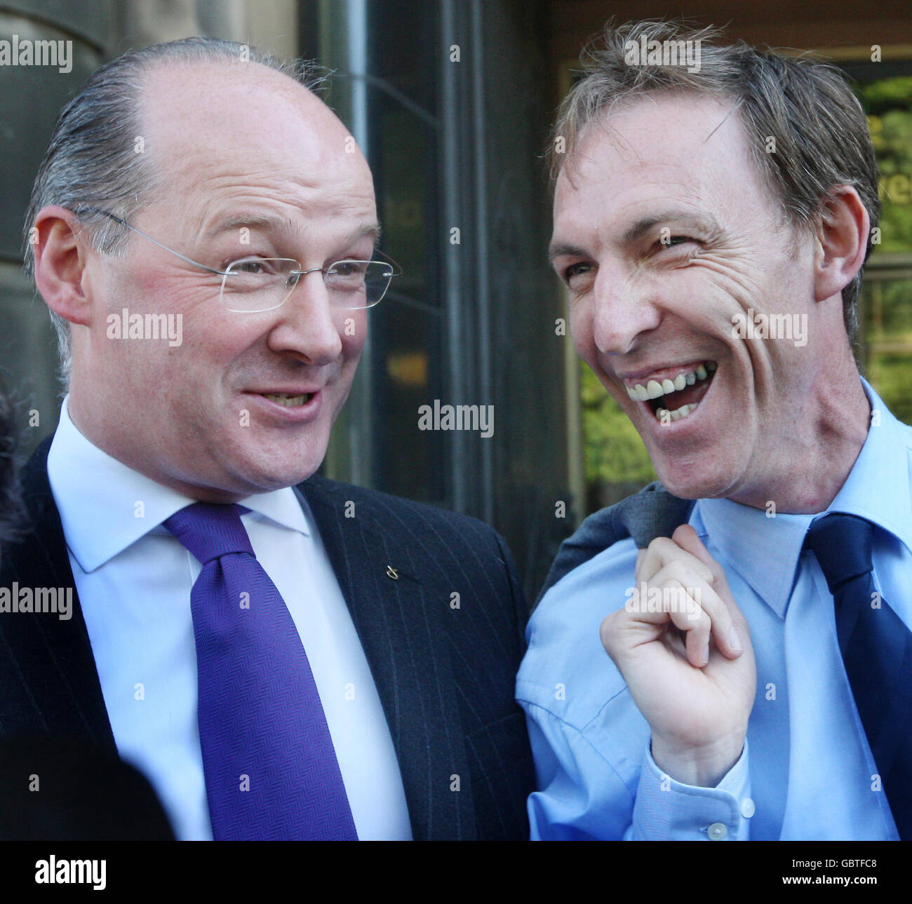 Il Segretario delle Finanze scozzese John Swinney (a sinistra) e il Segretario Scozzese Jim Murphy hanno raffigurato dopo un incontro alla St Andrews House di Edimburgo. Foto Stock