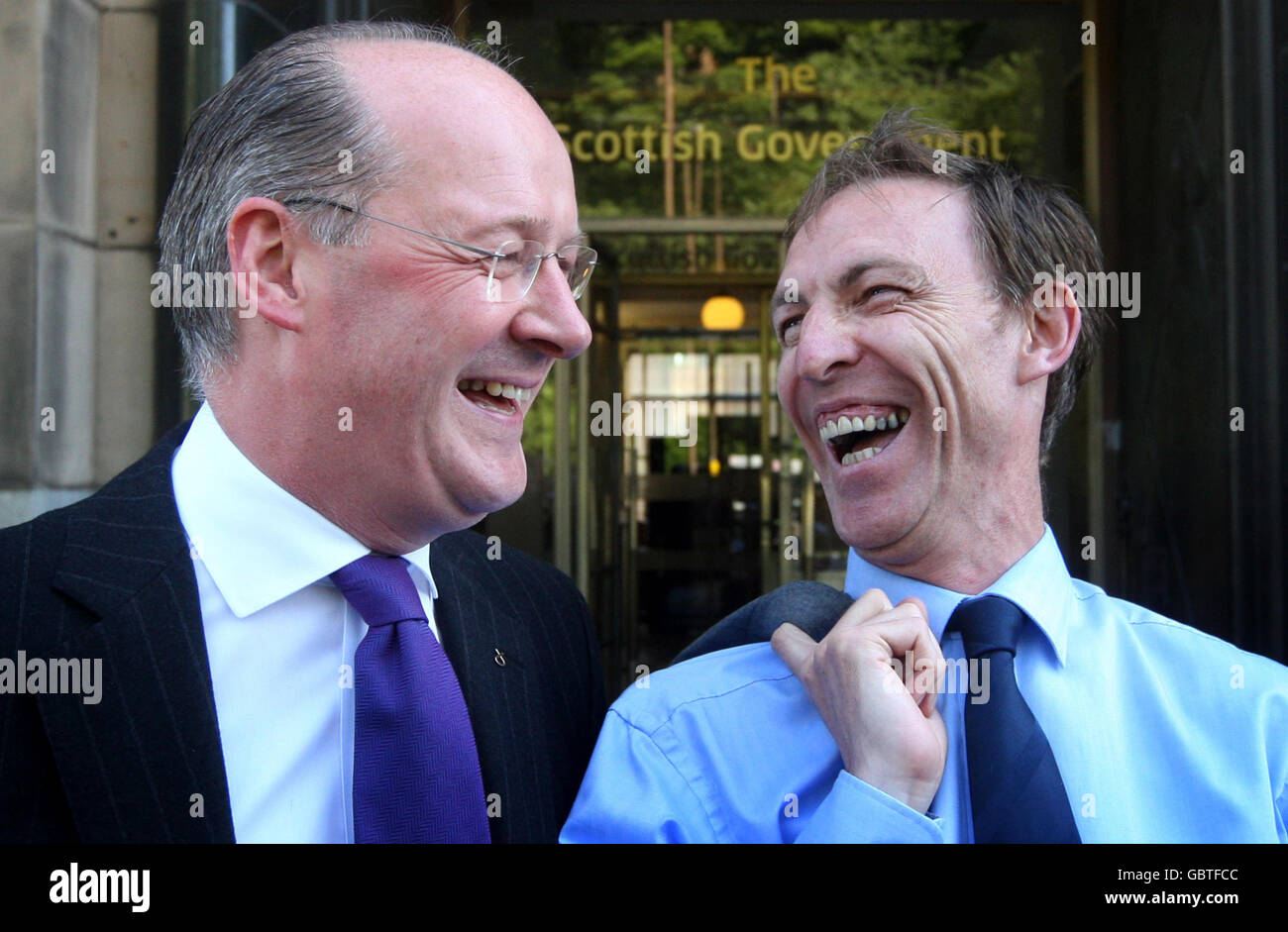 Il Segretario delle Finanze scozzese John Swinney (a sinistra) e il Segretario Scozzese Jim Murphy hanno raffigurato dopo un incontro alla St Andrews House di Edimburgo. Foto Stock
