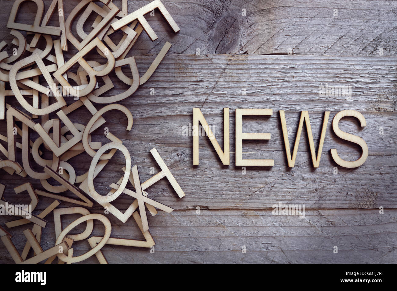 Notizie e media concetto legno lettere sullo sfondo di legno Foto Stock