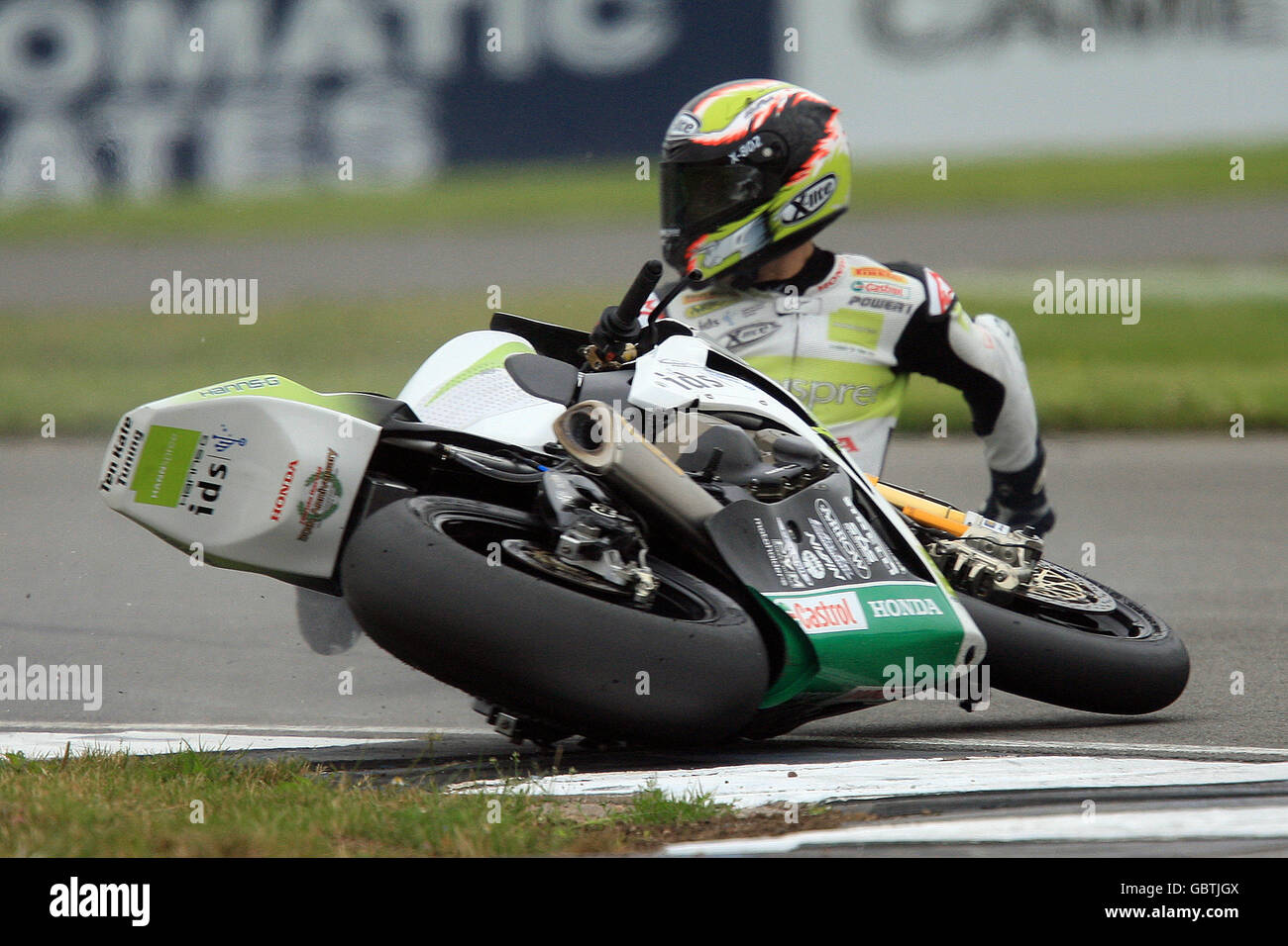 Motociclismo - SBK World Superbike Championship 2009 - Donington Park. Carlos Checa, in Spagna, fa un tumble durante la pratica Foto Stock
