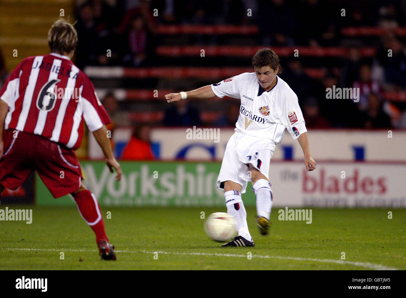 Calcio - Coca-Cola Football League Championship - Sheffield United contro Sunderland. John Oster di Sunderland ha un colpo sul traguardo Foto Stock