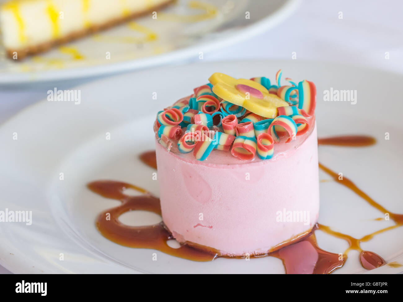 Gelato alla fragola torta con decorazione di festa e salsa di caramello Foto Stock