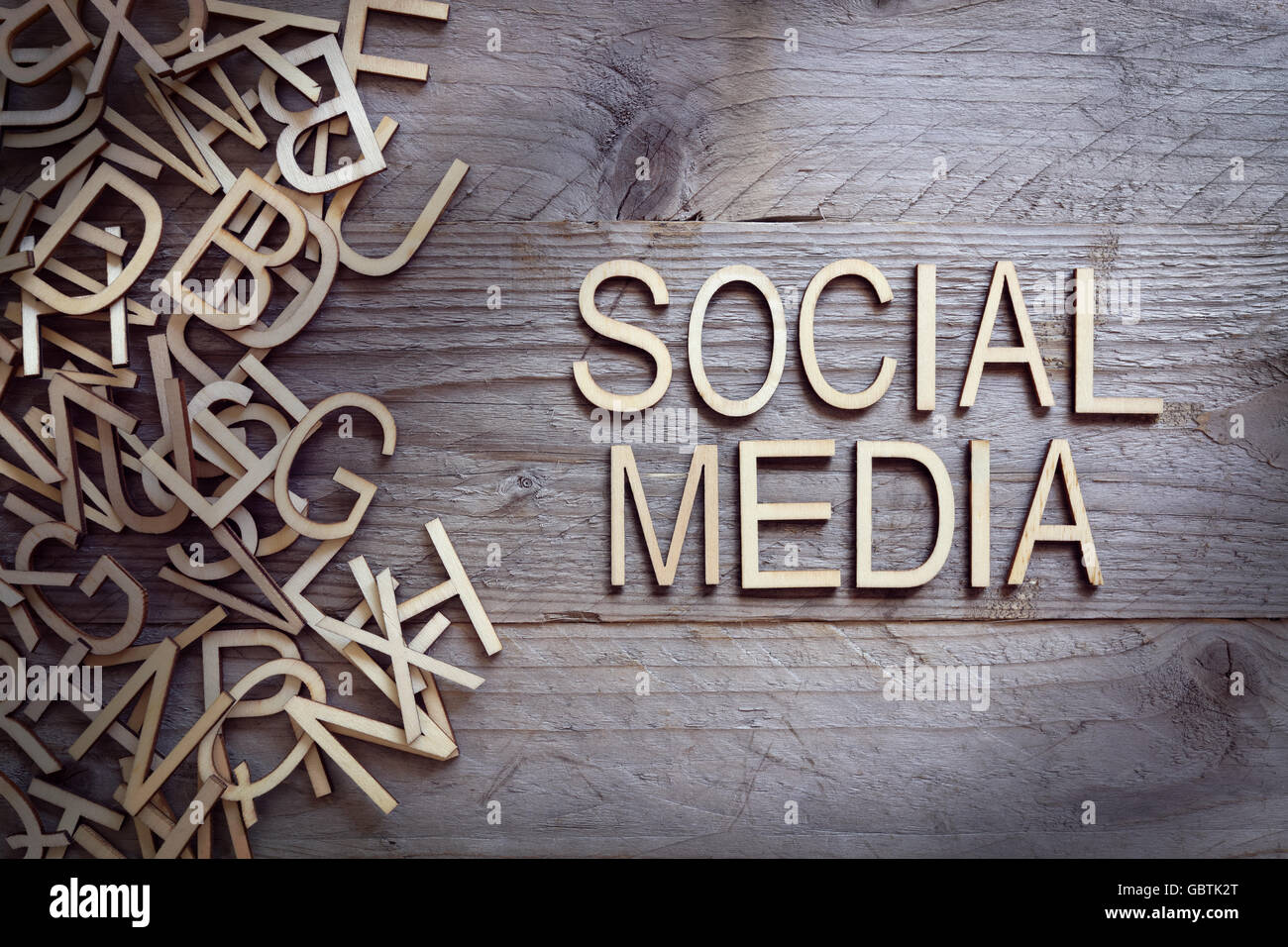I social media e il concetto di rete legno lettere sullo sfondo di legno Foto Stock