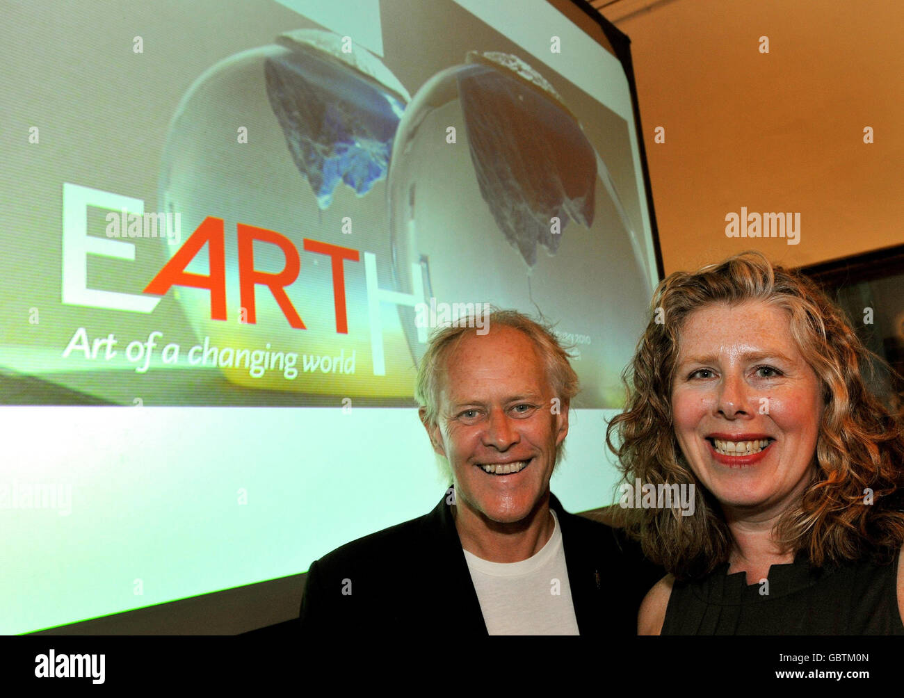 Il Direttore delle Mostre presso la Royal Academy of Arts Kathleen Soriano (destra) con David Buckland, Direttore di Cape Farewell, in una conferenza stampa che annuncia i dettagli sulla Terra: Arte di un mondo in evoluzione, alla R&A nel centro di Londra, questa mattina. Foto Stock