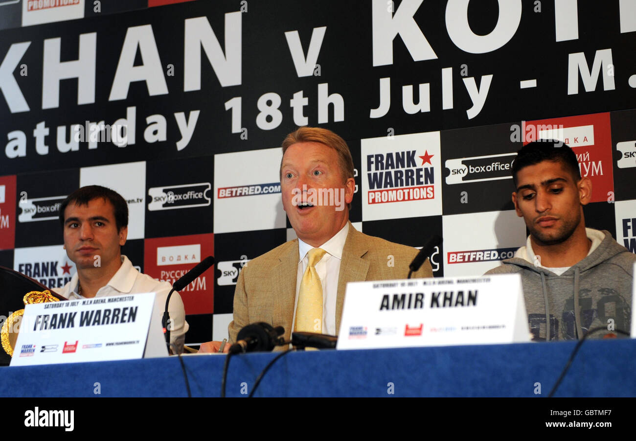 Il promotore Frank Warren (al centro) parla ai media affiancati da Amir Khan (a destra) e da Andreas Kotelnik, campione mondiale di pesi leggeri del WBA, durante la conferenza stampa al Landmark Hotel di Londra. Foto Stock