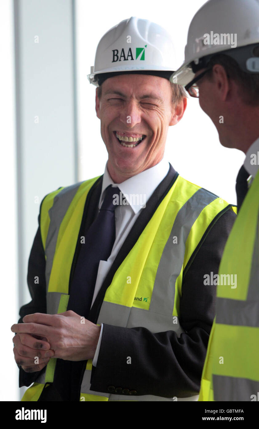 Il segretario scozzese Jim Murphy MP visita il sito di costruzione dell'estensione del terminal dell'aeroporto di Edimburgo. Foto Stock